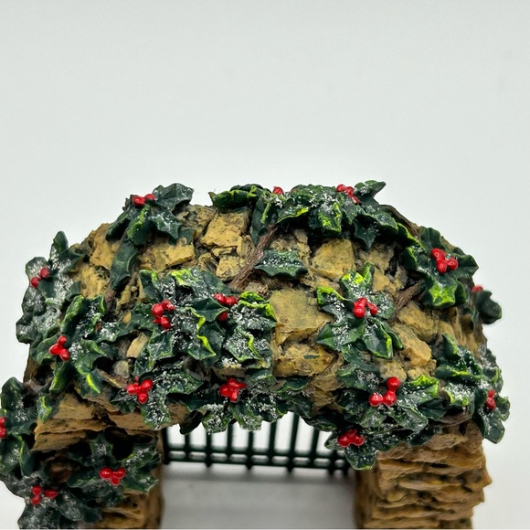 Dept 56 Stone Corner Posts & Archway with Holly #52648 - Picture 5 of 16